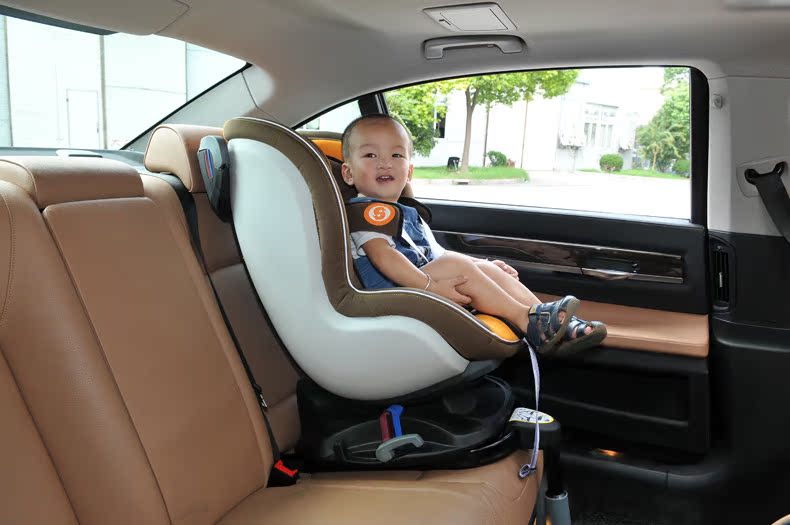 Можно ли сидеть на переднем сиденье. Кресло для детей в машину. Детское кресло на переднем сиденье. Сиденье для автомобиля до года. Автокресло на переднее сиденье.