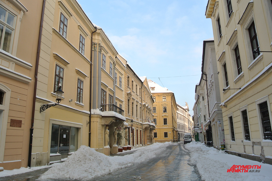 Братислава. Типичная улочка центра европейского города, на которой двум автомобилям непросто разъехаться. Именно такие места составляют основу пешеходных зон