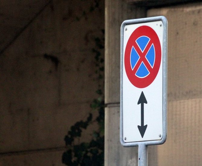 Знак стоянка запрещена со стрелкой в обе. Знак остановка запрещена. Знак остановка запрещена со стрелкой. Парковка запрещена дорожный знак со стрелкой. Знак парковка запрещена со стрелочкой.