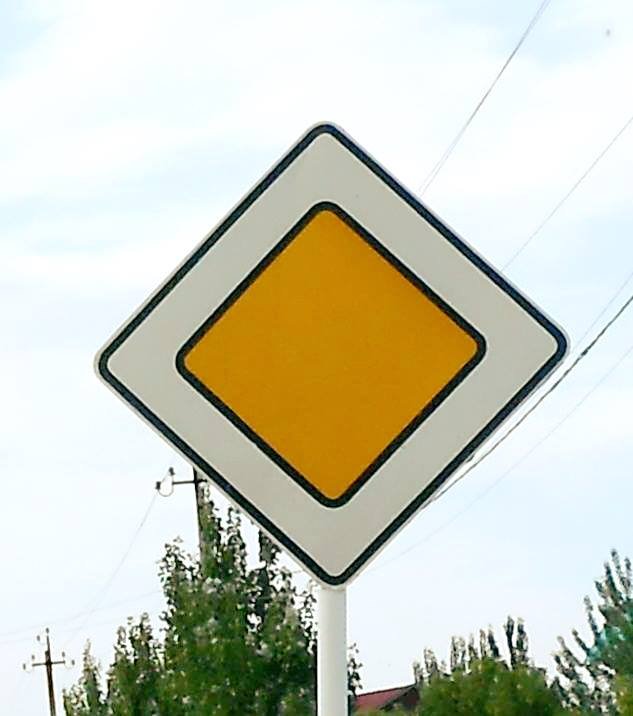 Почему знак желтый. Знак Главная дорога. Желтый ромб дорожный знак. Дорожный знак Главная дорога. Дорожные знаки квадратные.