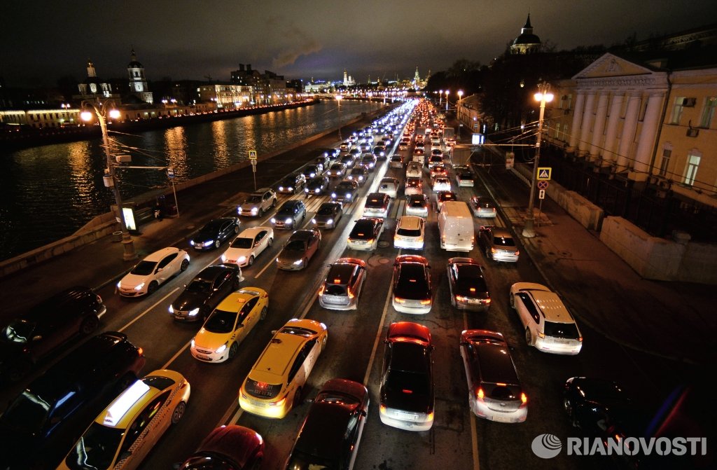 Москве есть пробка. Пробки в Москве. Московские пробки. Ночные пробки в Москве. Машины в пробке вечером.
