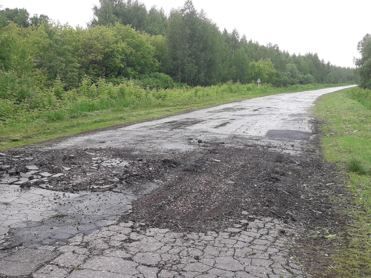 Автомобильная дорога с твердым покрытием. Проезжее состояние дороги это. Дороги сделались непроезжими. Дорога единственное место. Сломанная дорога в России и её чинят.