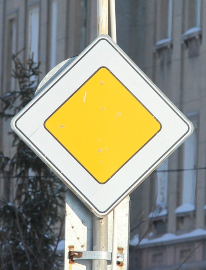Бело желтый дорожный знак