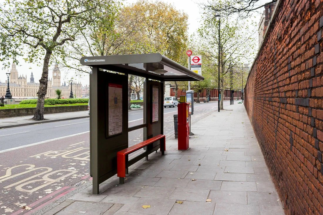 Остановка стучать. Автобусная остановка в Англии. Автобусная остановка в Британии 20 века. Автобусные остановки в Великобритании. Автобусная остановка в Лондоне.