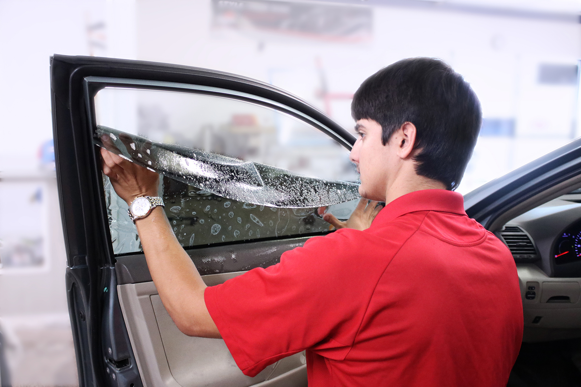 Car wins. Тонировка авто. Тонировка стекол процесс. Car Window Tinting. Тонировка Automotive Tint.