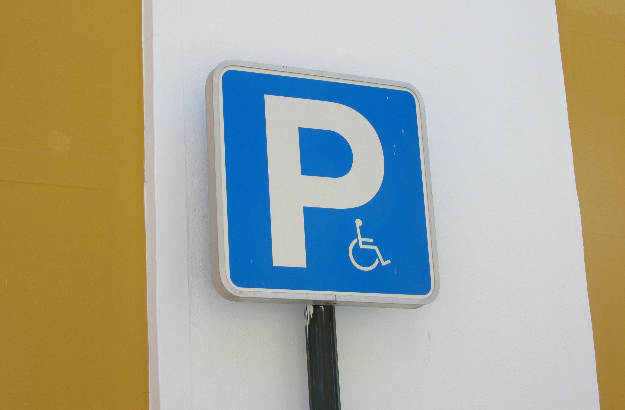 Можно ли парковаться инвалидам на платной парковке. Дорожный знак 6.4.17д "парковка для инвалидов". Дорожный знак парковка инвалид вектор.