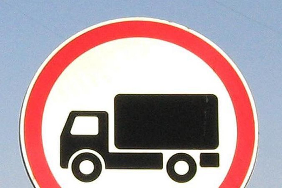Знак грузовик в красном. Движение грузовых автомобилей запрещено. Дорожный знак фура. Знак грузовым движение запрещено. Знак 3.4 движение грузовых.