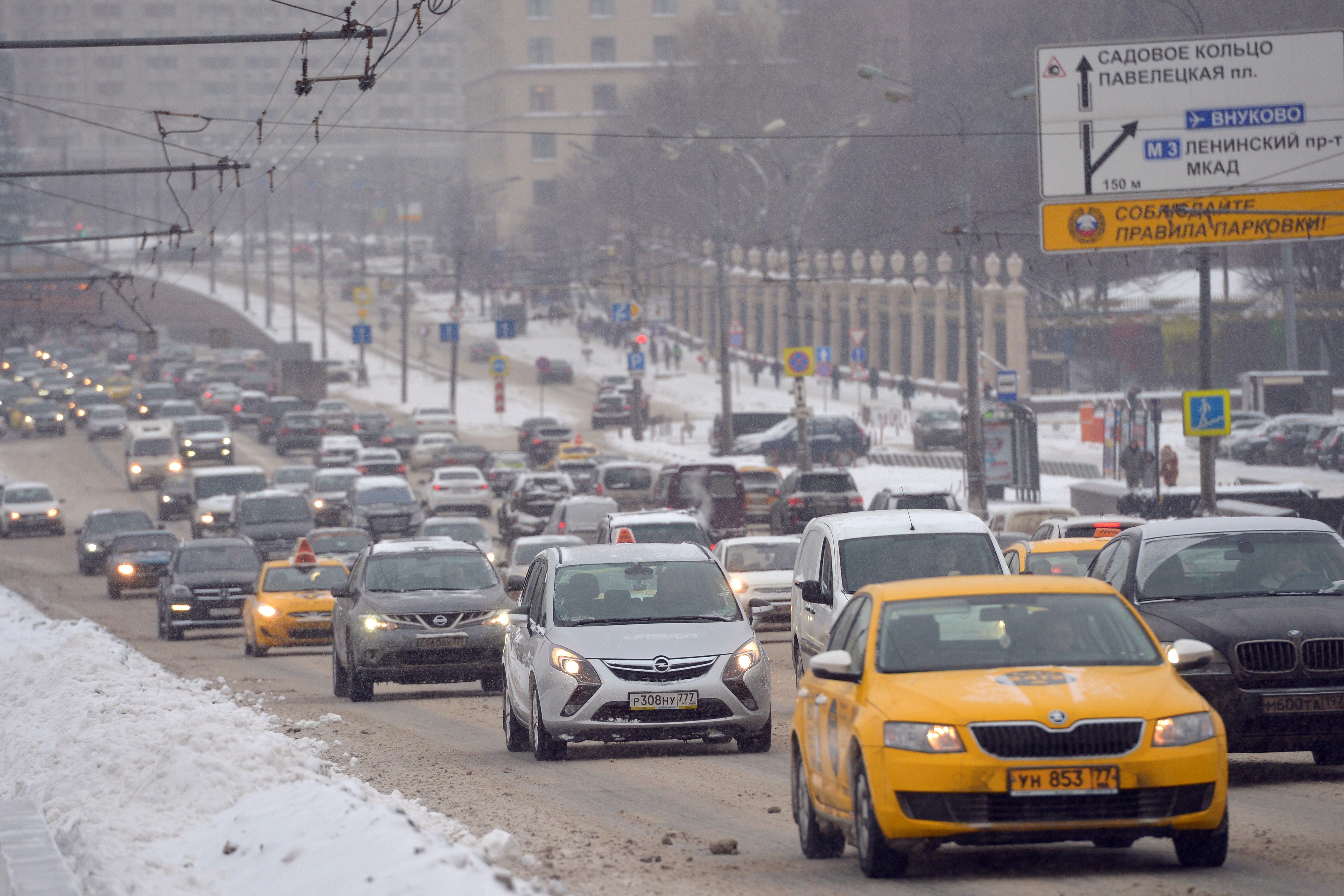 Московские дороги сегодня. Пробки в Москве зимой. Московские пробки зимой. Москва зима пробки. Зимняя Москва дороги.