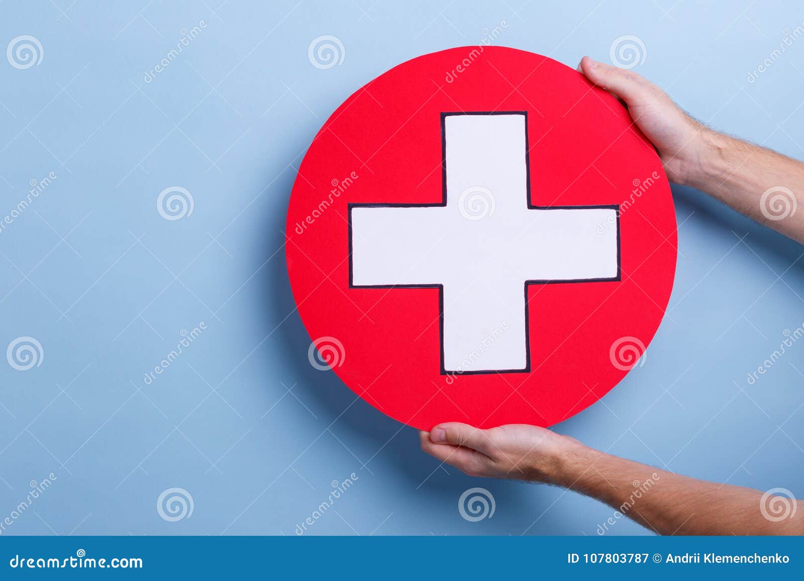 Знак красный круг с красным крестом. Медицинский крест и руки. Белый круг с крестом медицинским. Медицинский крест в круге. Красный крест в синем круге.