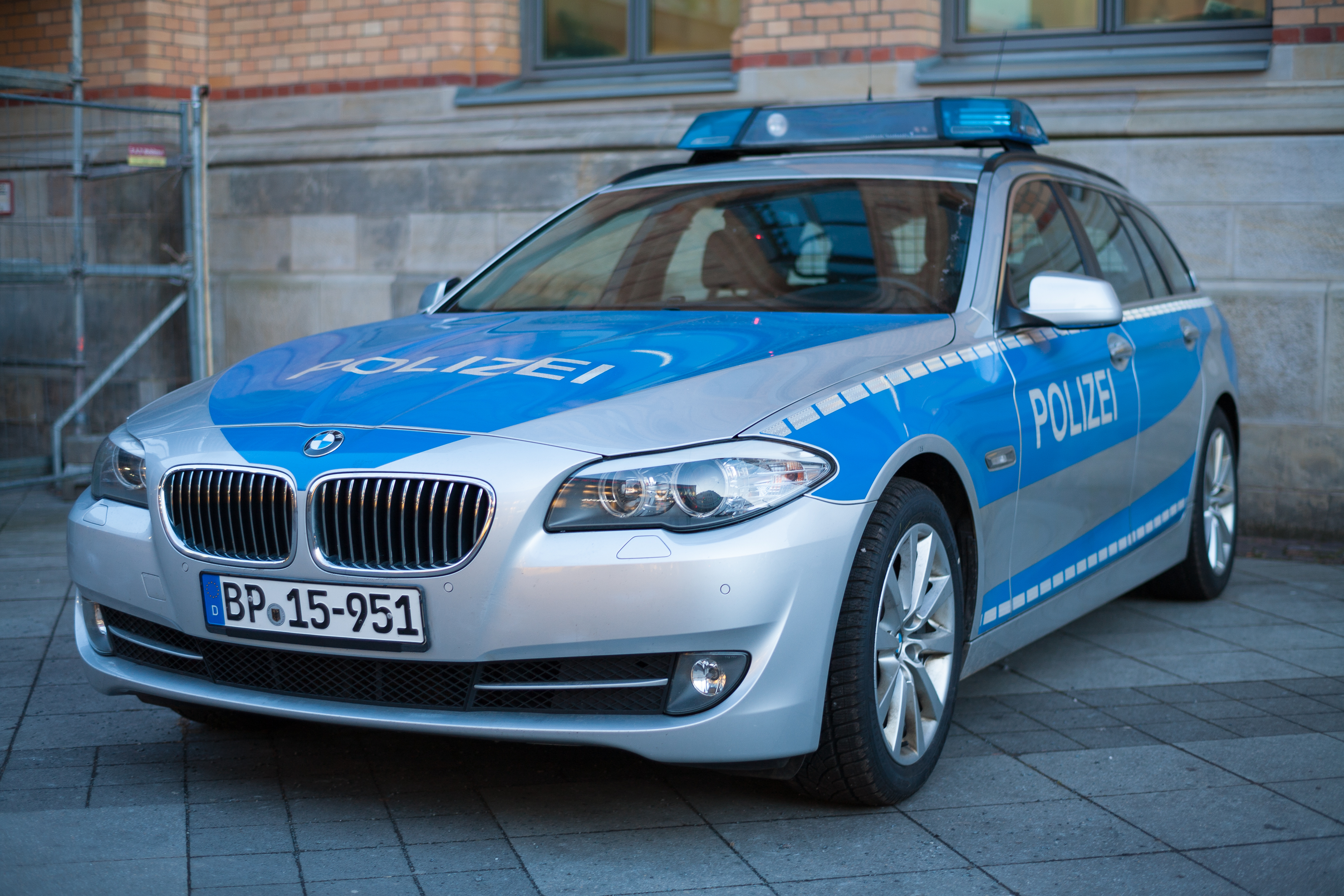 Сколько стоит машина в германии. БМВ 520 полиция. Полиция БМВ Германия. БМВ 3 полиции Германии. BMW 318 полиция.