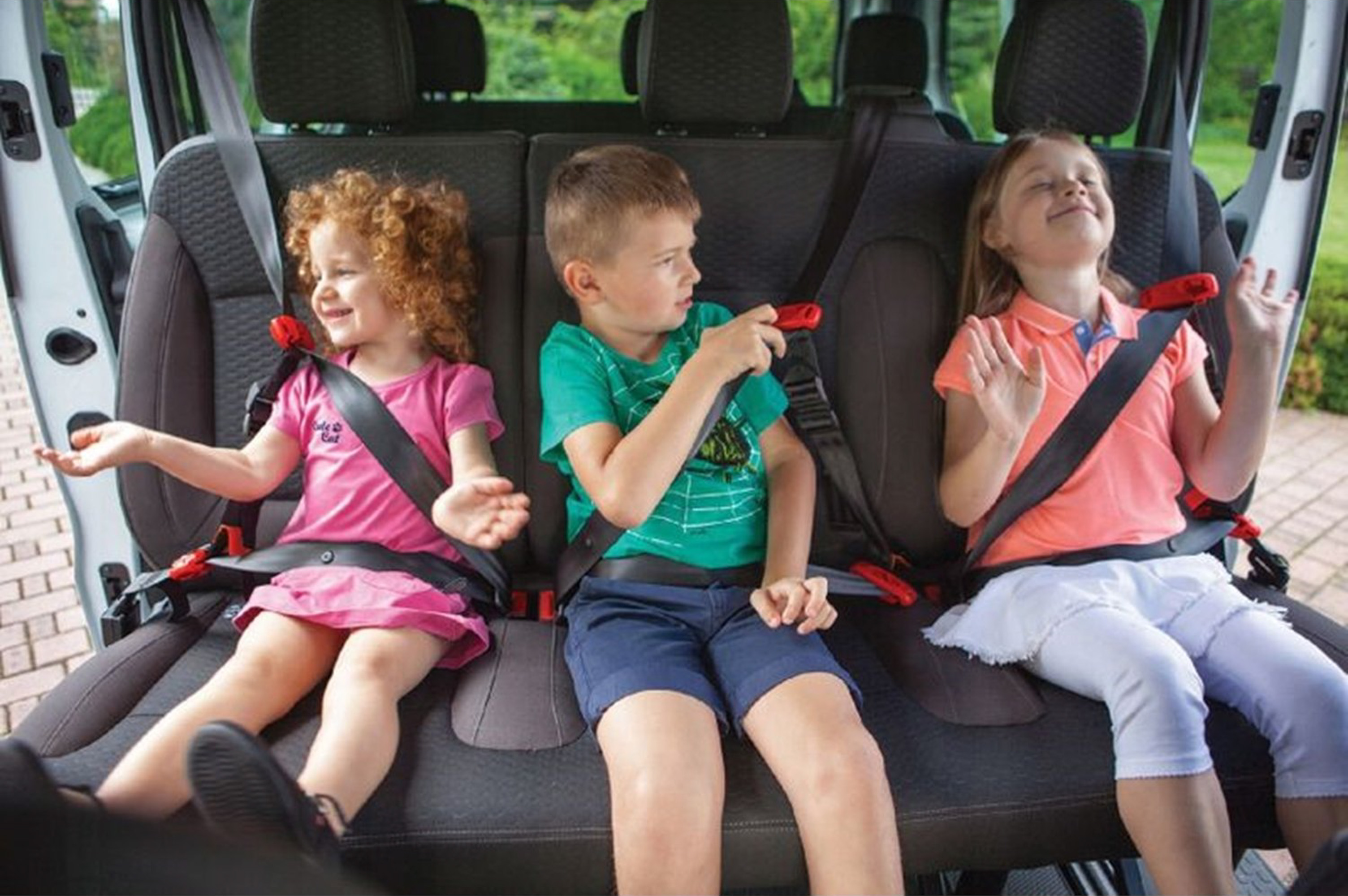 Ребенок без ремня безопасности. Ремень безопасности для автомобиля. Ремни безопасности для детей в автомобиле. Ремни безопасности для детей в автомобиле без кресла. Детский ремень безопасности в машину.