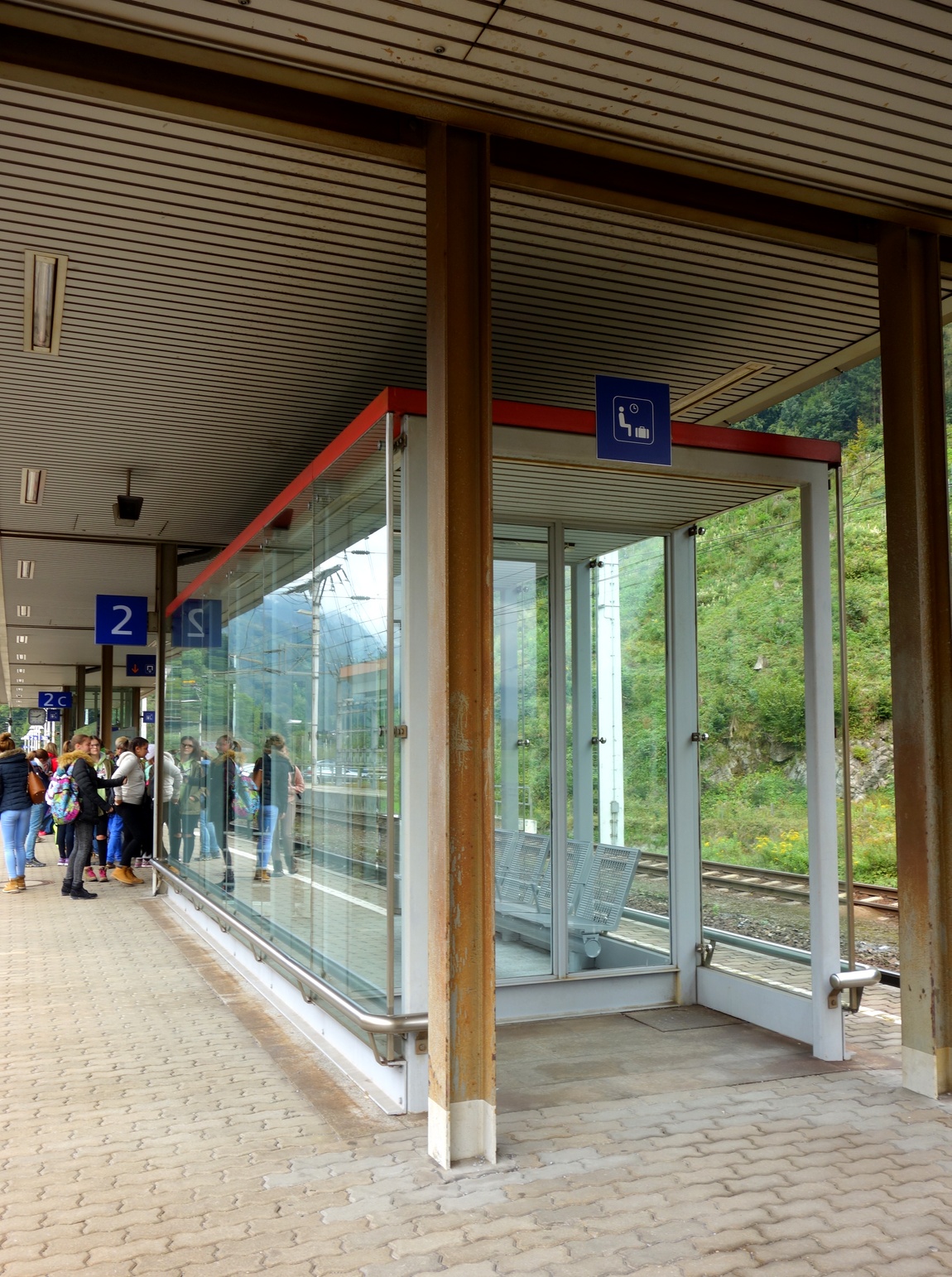 Стеклянная терасса для пассажиров между железнодорожными путями в Австрии