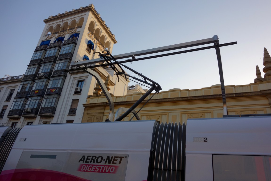 Трамвай в Севилье- подзарядка на остановке.